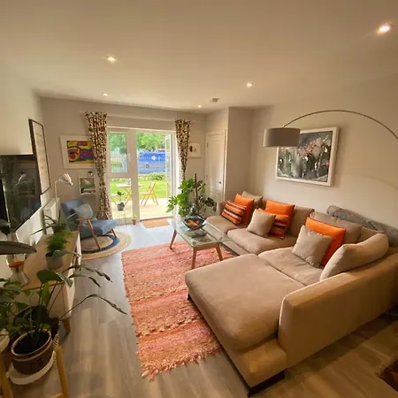 Stylish Apartment With Terrace Uxbridge Exterior photo